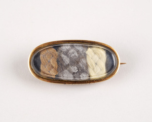 1909-01-3 (mourning brooch with 3 colored hair braids)